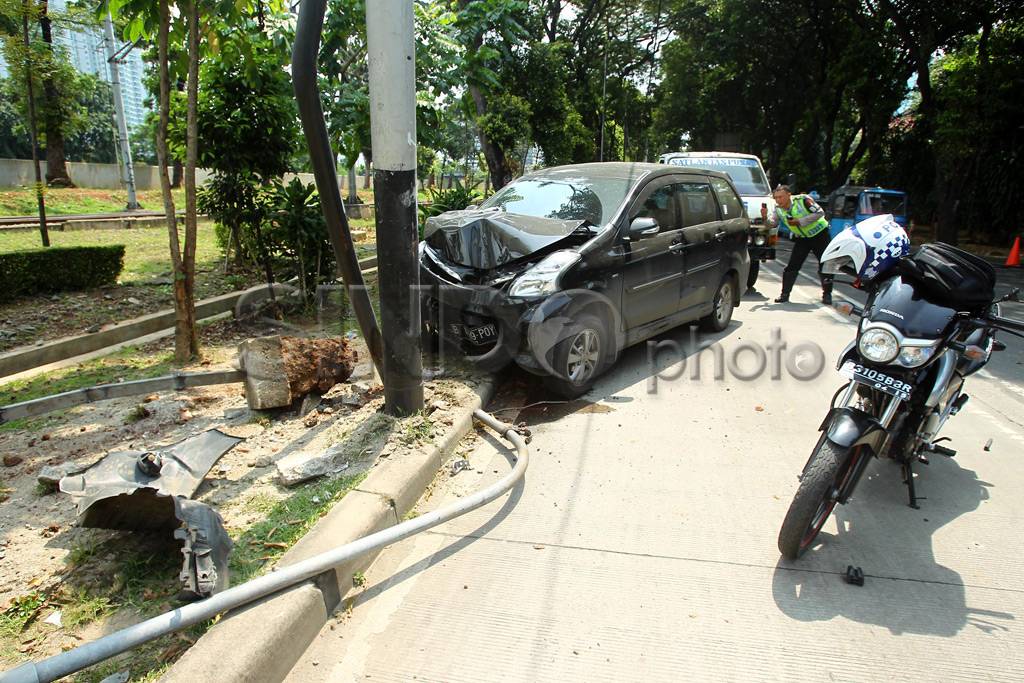 Avanza tabrak tiang...