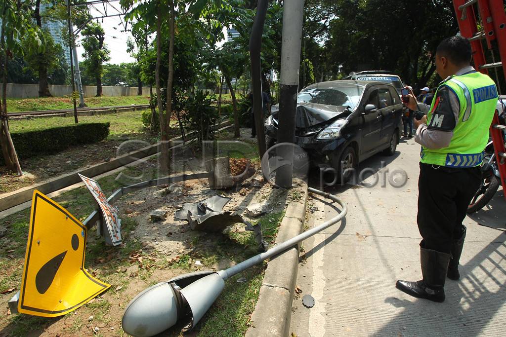 Avanza tabrak tiang...