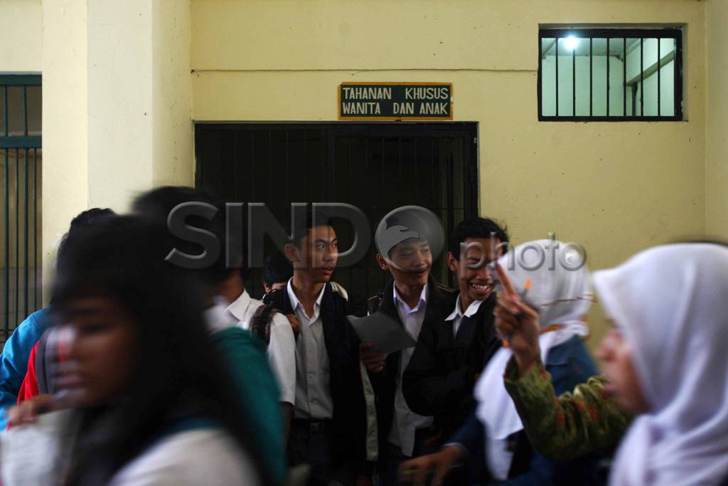 Siswa belajar persidangan...