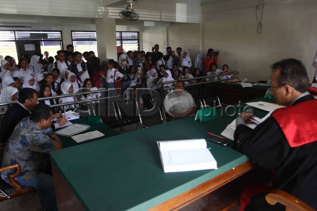 Siswa belajar persidangan...