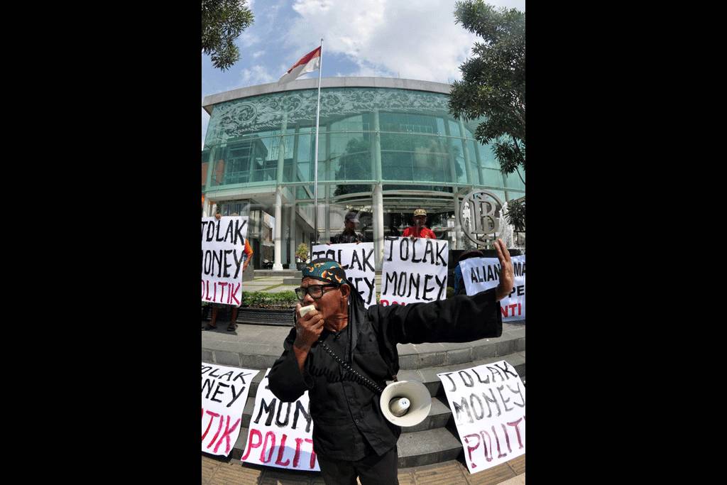 Demo tolak politik uang