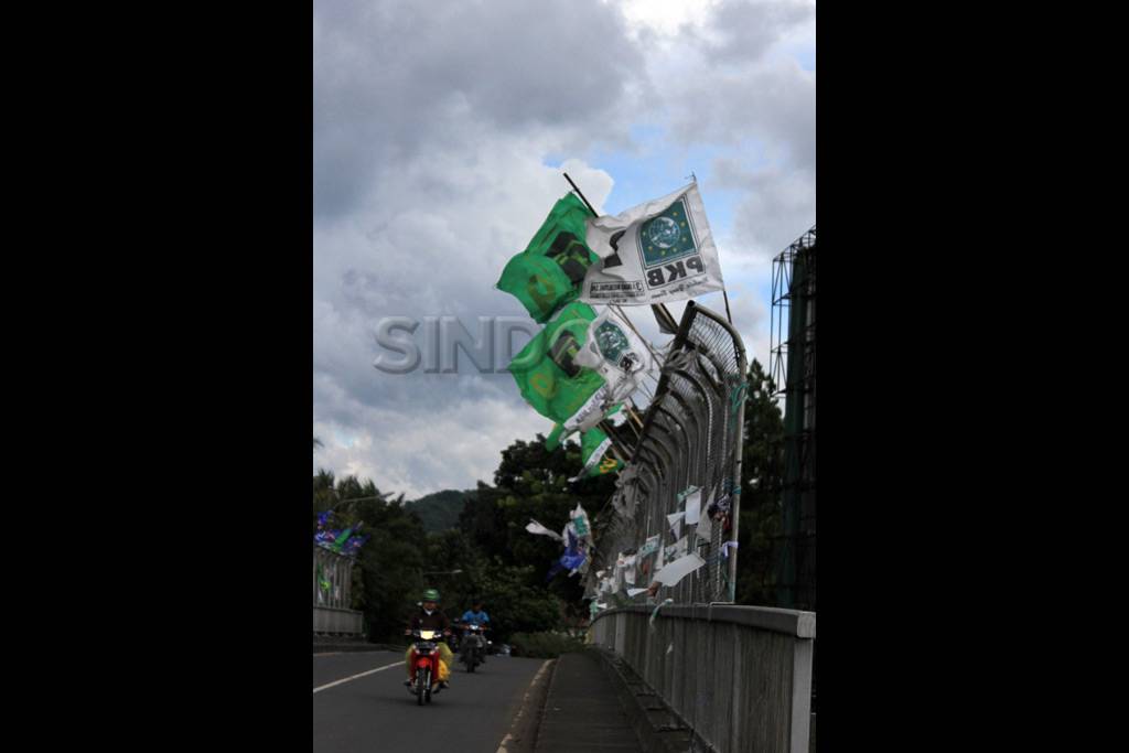 Atribut parpol masih...