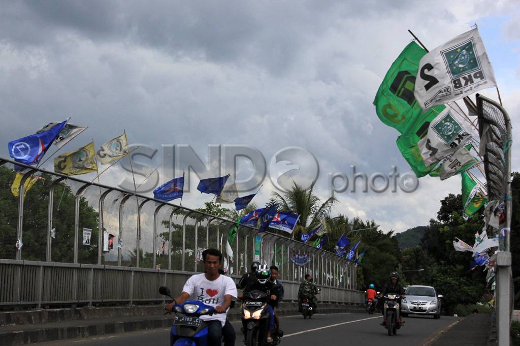 Atribut parpol masih...