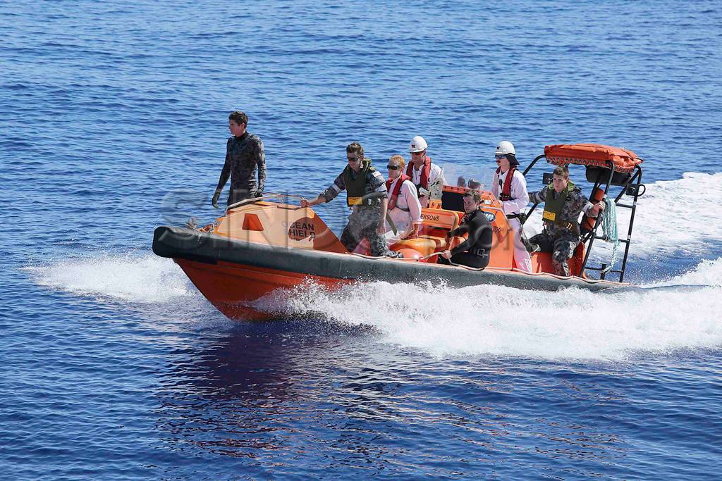Pencarian MH370, Tim...