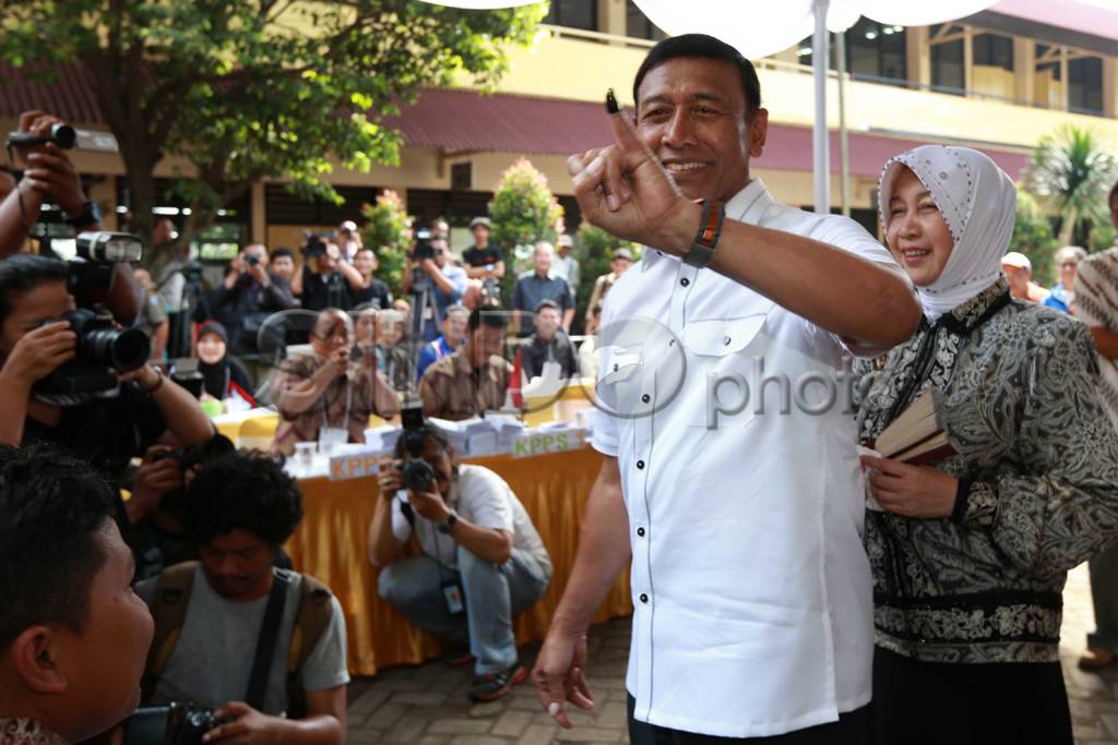Wiranto ikut antre di...