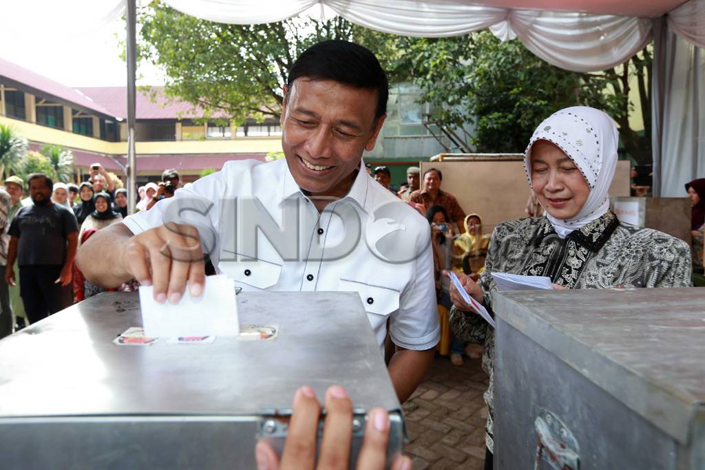 Wiranto ikut antre di...