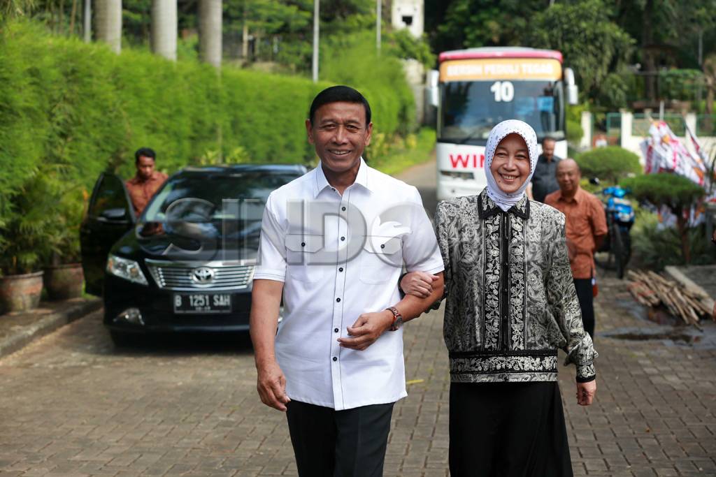 Wiranto ikut antre di...