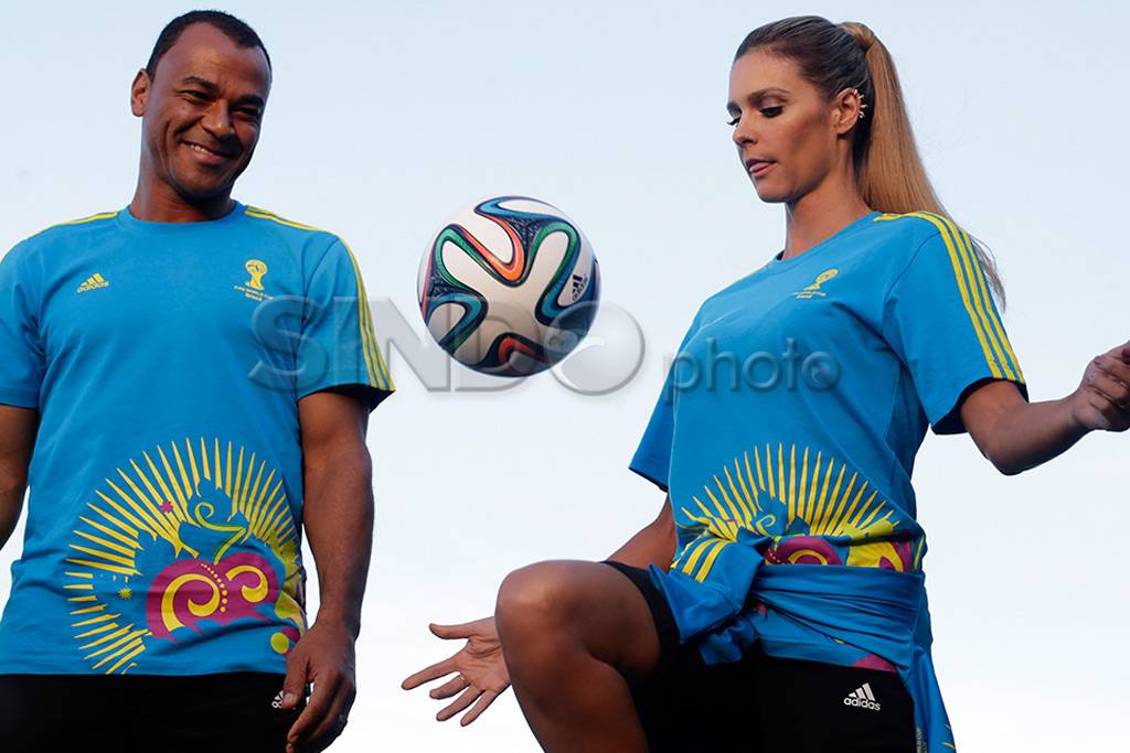 Kostum relawan Brazil...