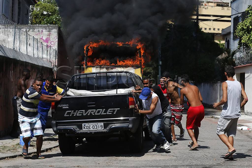 Polisi Brazil bentrok...