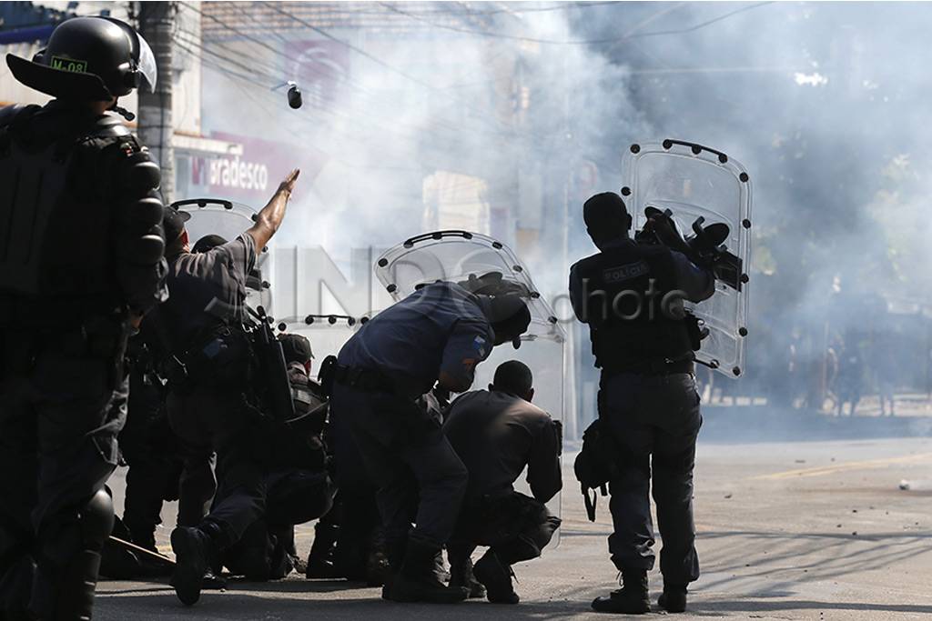 Polisi Brazil bentrok...