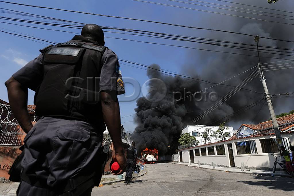 Polisi Brazil bentrok...
