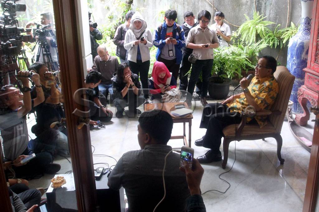 Akbar Tanjung desak...