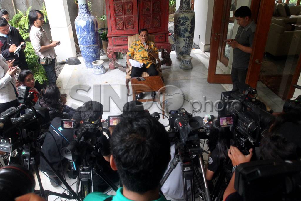 Akbar Tanjung desak...