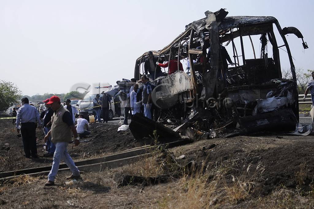 Bus terbakar, 33 tewas...