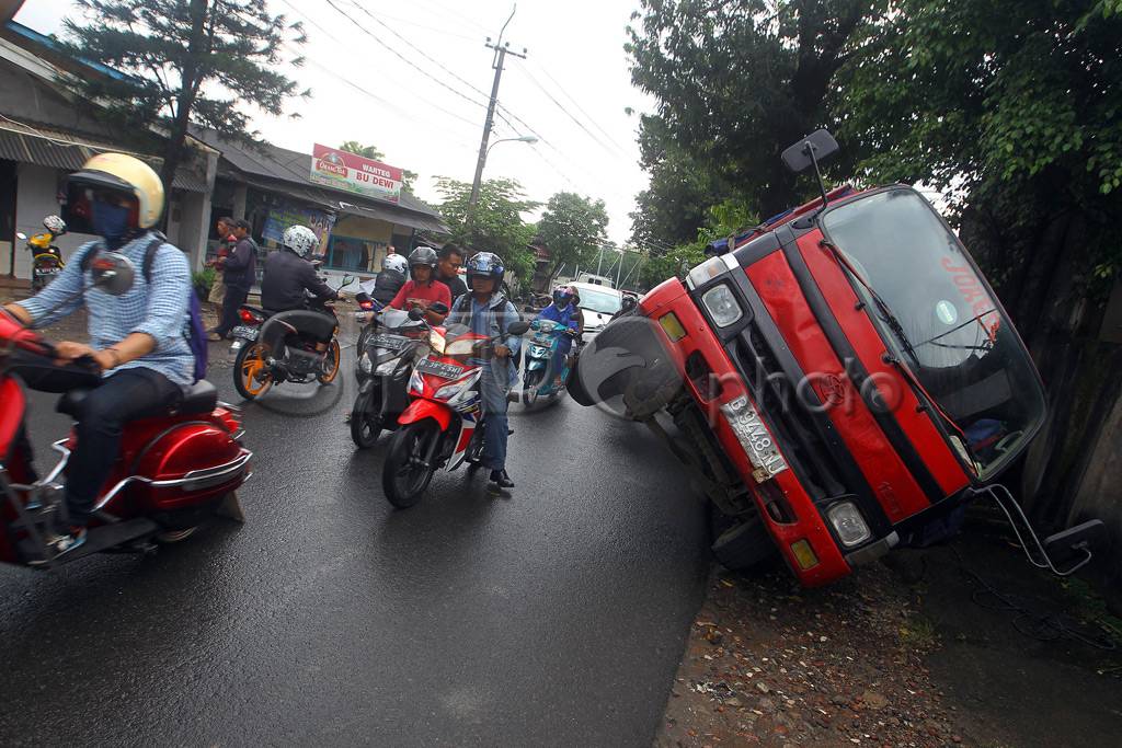 Jalan amblas, truk terperosok...