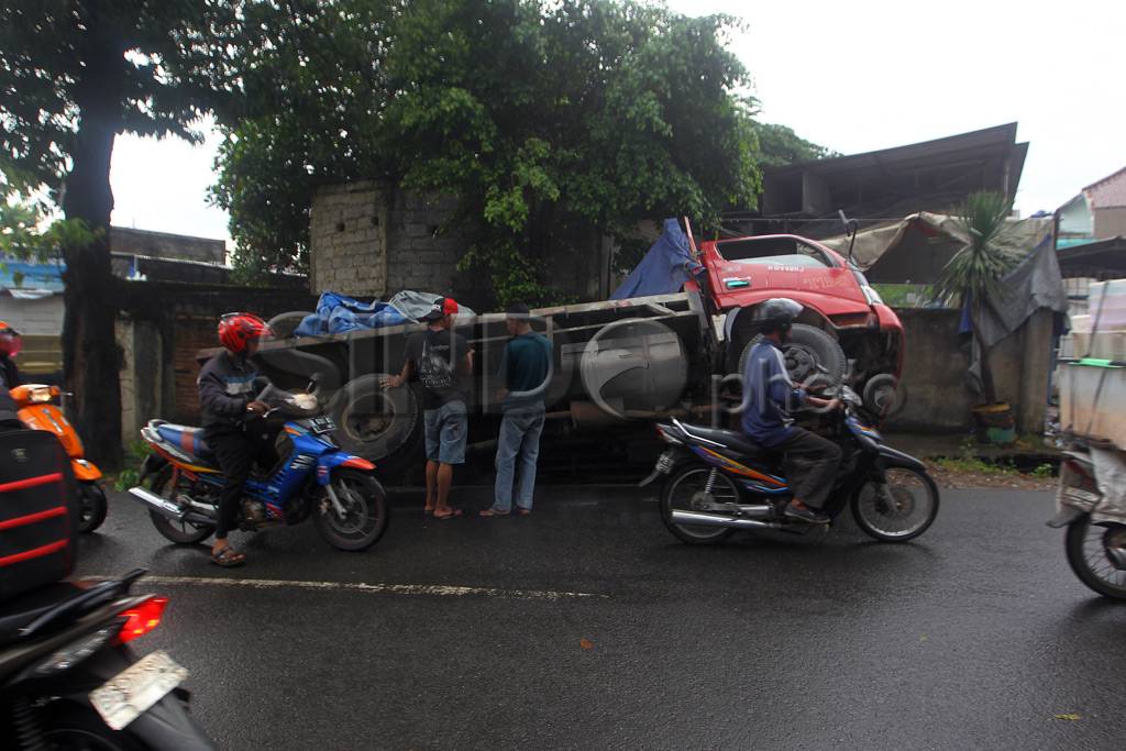Jalan amblas, truk terperosok...