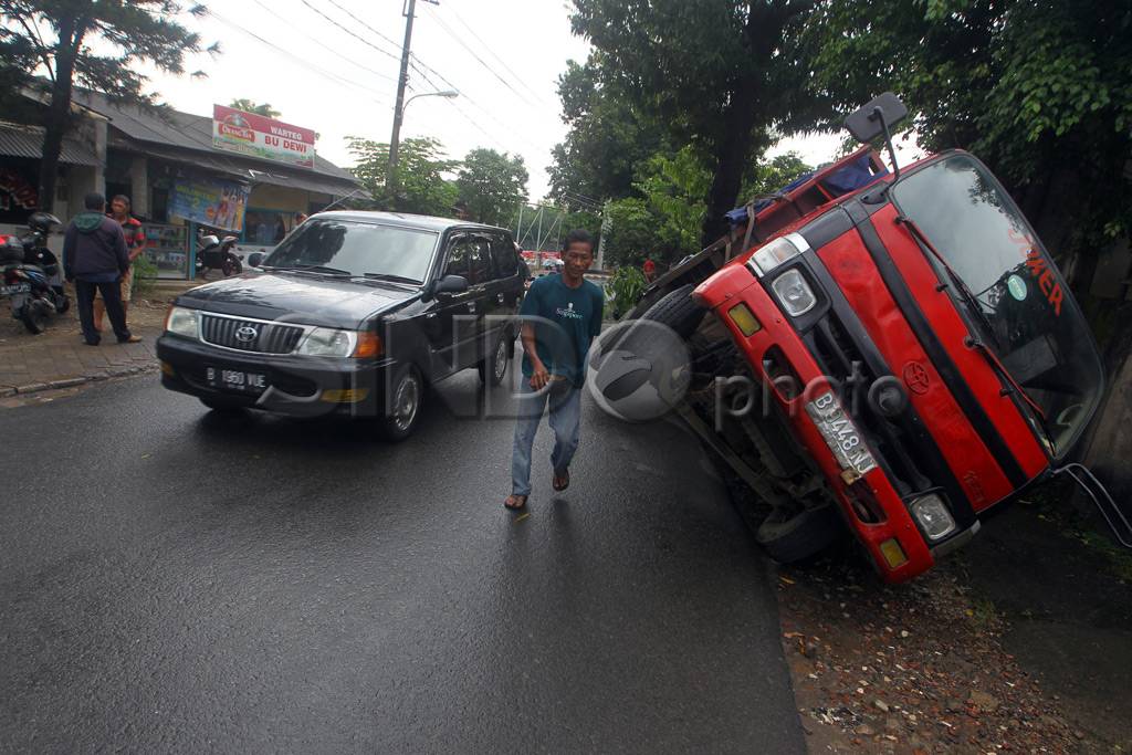 Jalan amblas, truk terperosok...