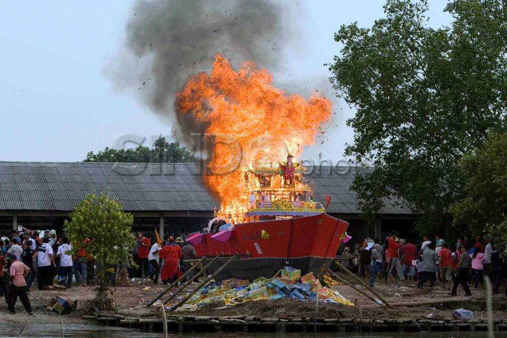 Bakar tongkang peringati...