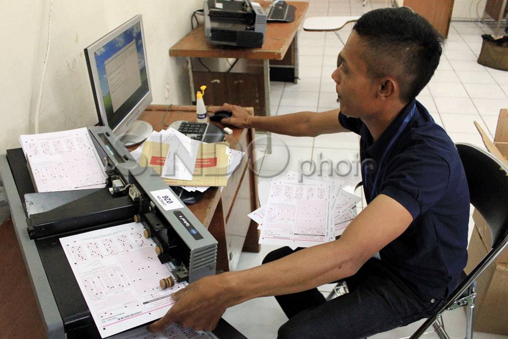 Tim pemindai Ujian Nasional...