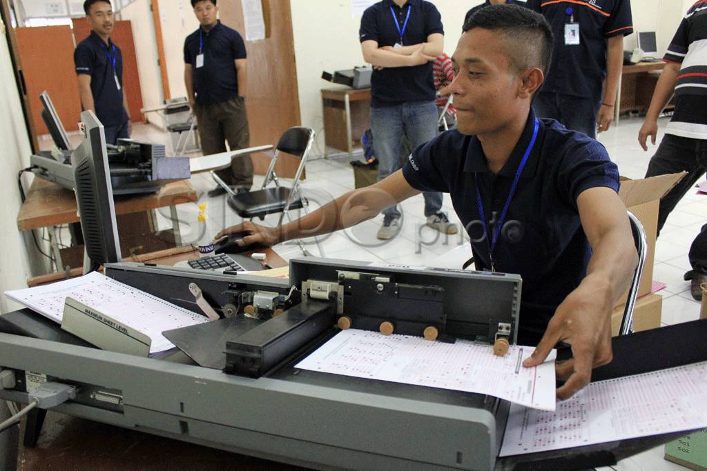Tim pemindai Ujian Nasional...