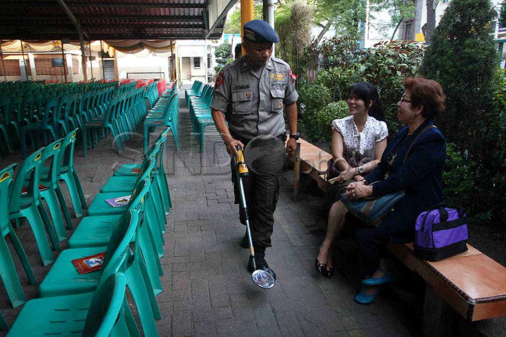Polisi sisir gereja...