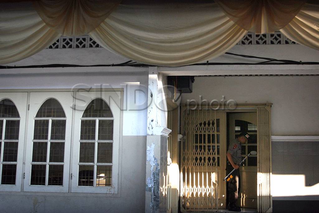 Polisi sisir gereja...