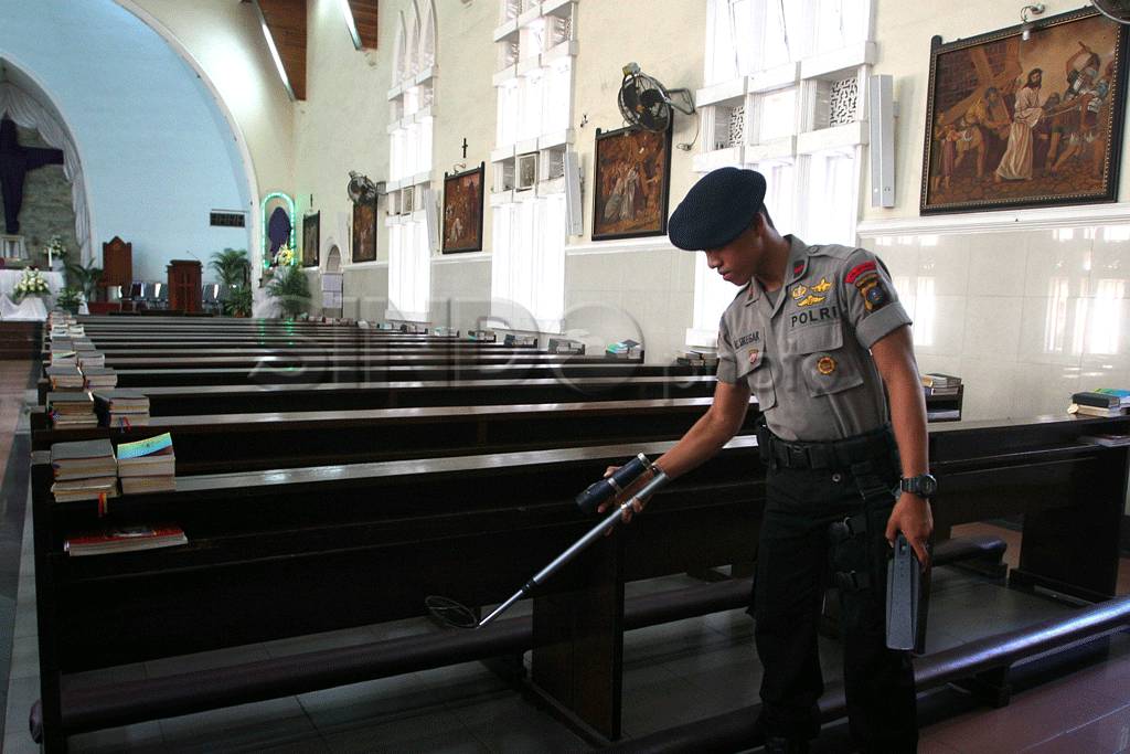 Polisi sisir gereja...