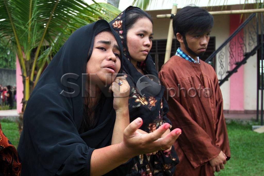 Warga saksikan Jalan...