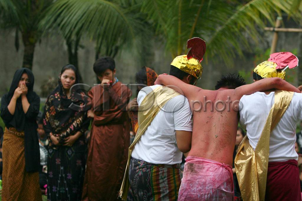 Warga saksikan Jalan...