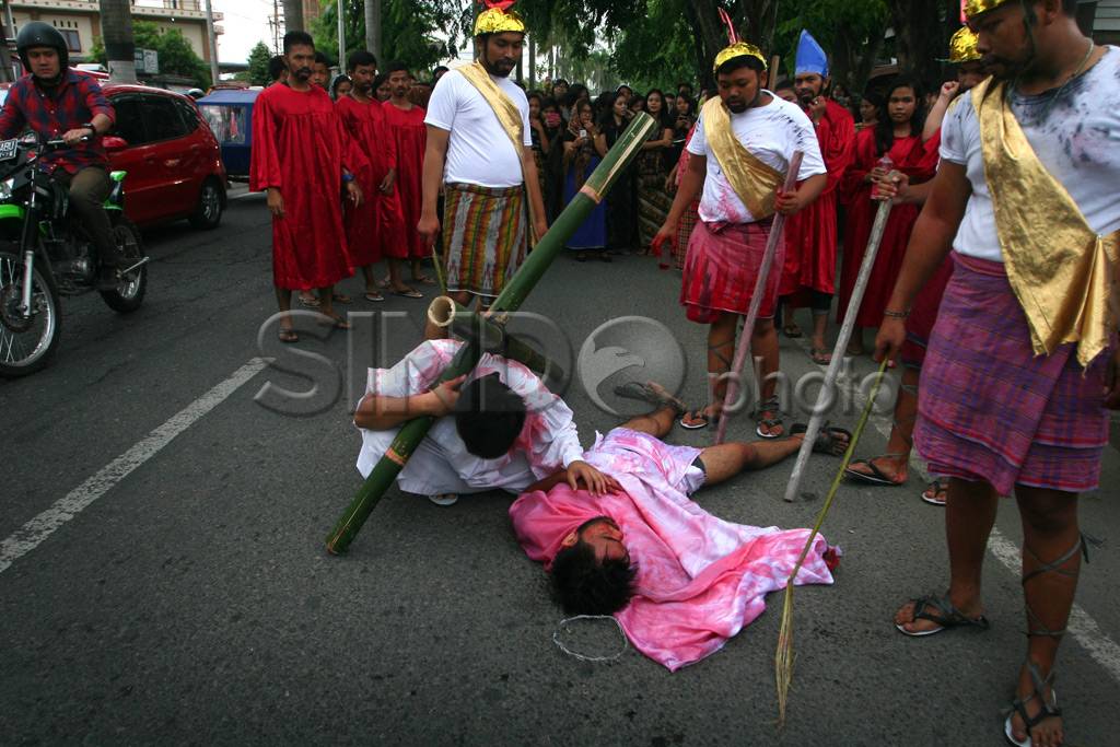 Warga saksikan Jalan...