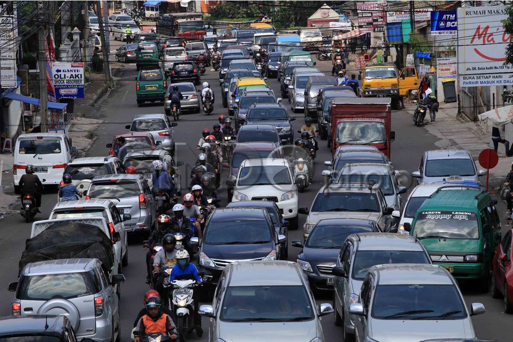 Macet panjang hiasi...