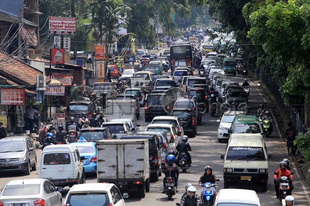 Macet panjang hiasi...