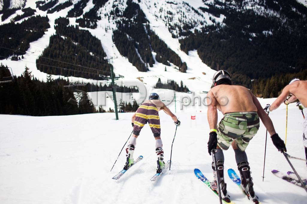 Permainan ski berbikini...