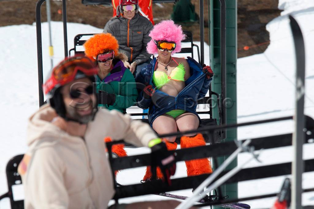 Permainan ski berbikini...