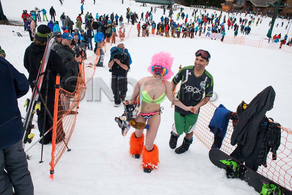 Permainan ski berbikini...