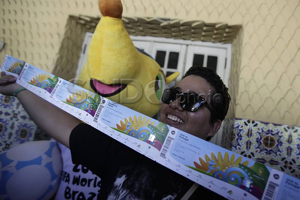 Fans tuan rumah berburu...
