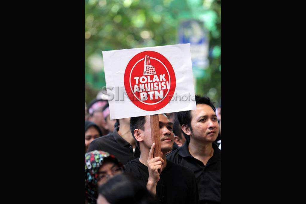 Karyawan BTN demo tolak...