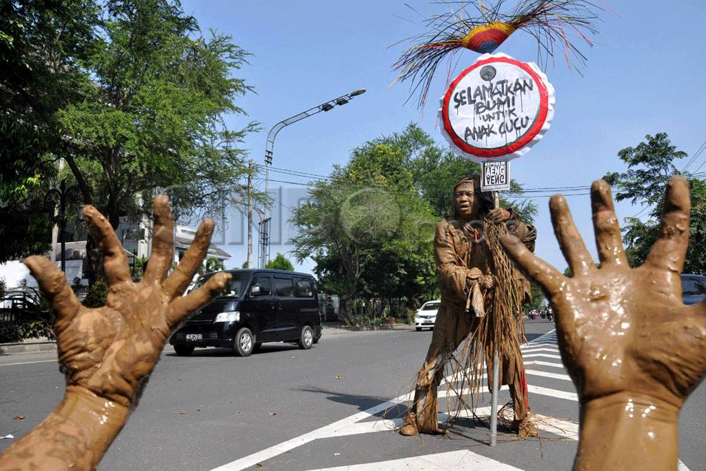 Manusia lumpur peringati...