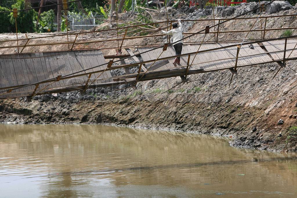 Jembatan ambruk, sejumlah...