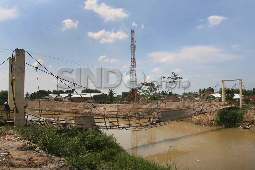Jembatan ambruk, sejumlah...