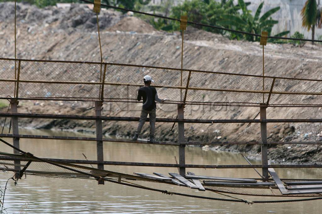 Jembatan ambruk, sejumlah...