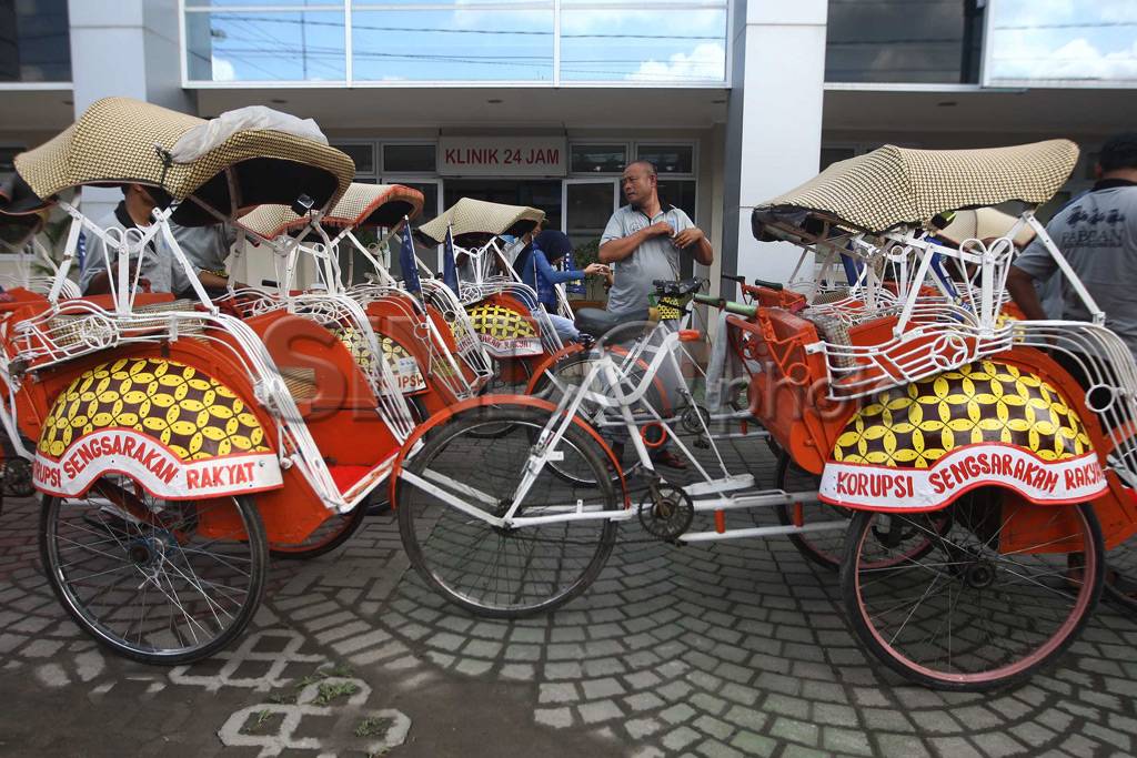 Naik becak anti korupsi...