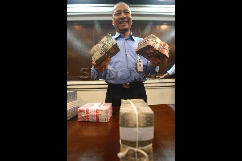 Ratusan miliar uang...