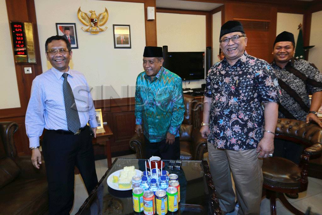 Bahas capres dan cawapres,...