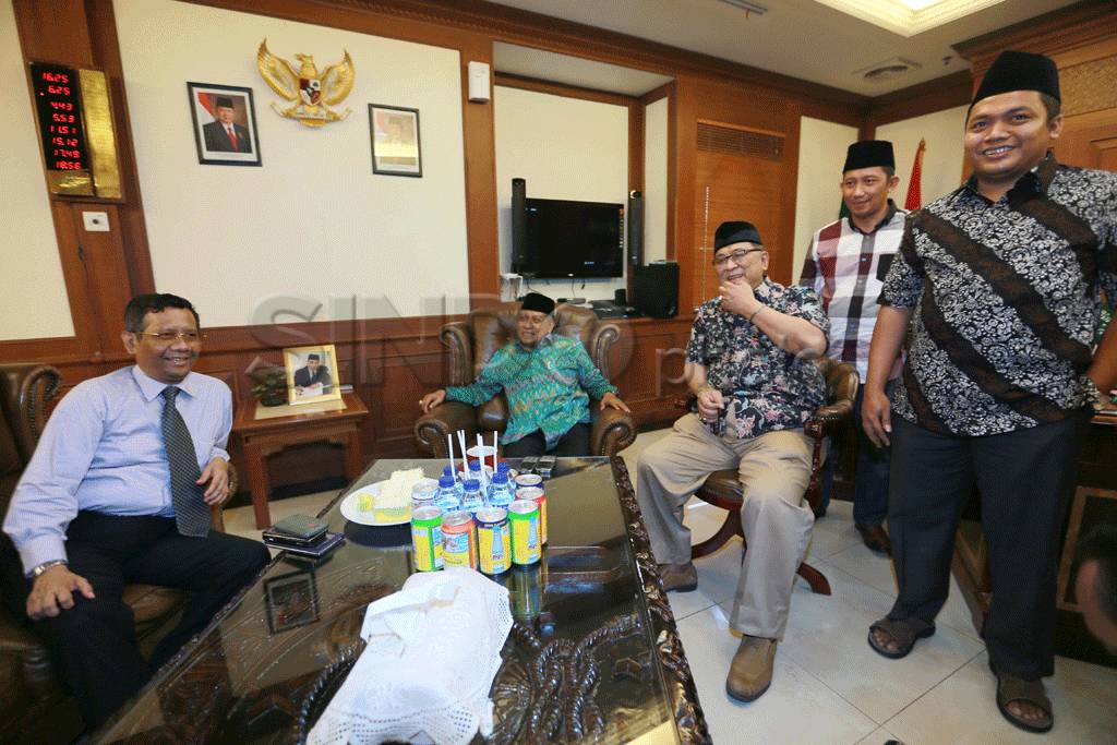 Bahas capres dan cawapres,...
