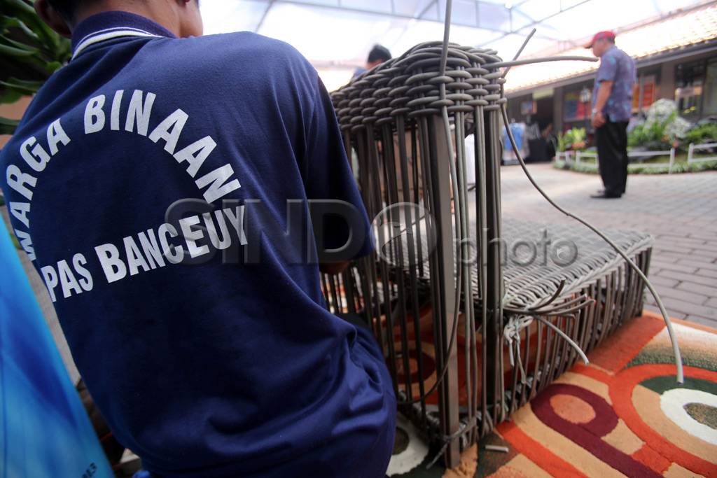 Furnitur karya warga...