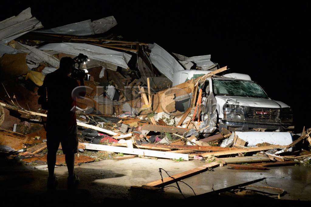 Tornado porak-porandakan...