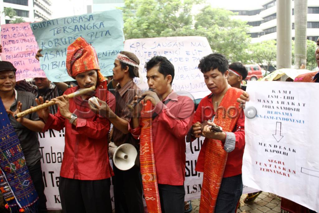 Demo dugaan korupsi...
