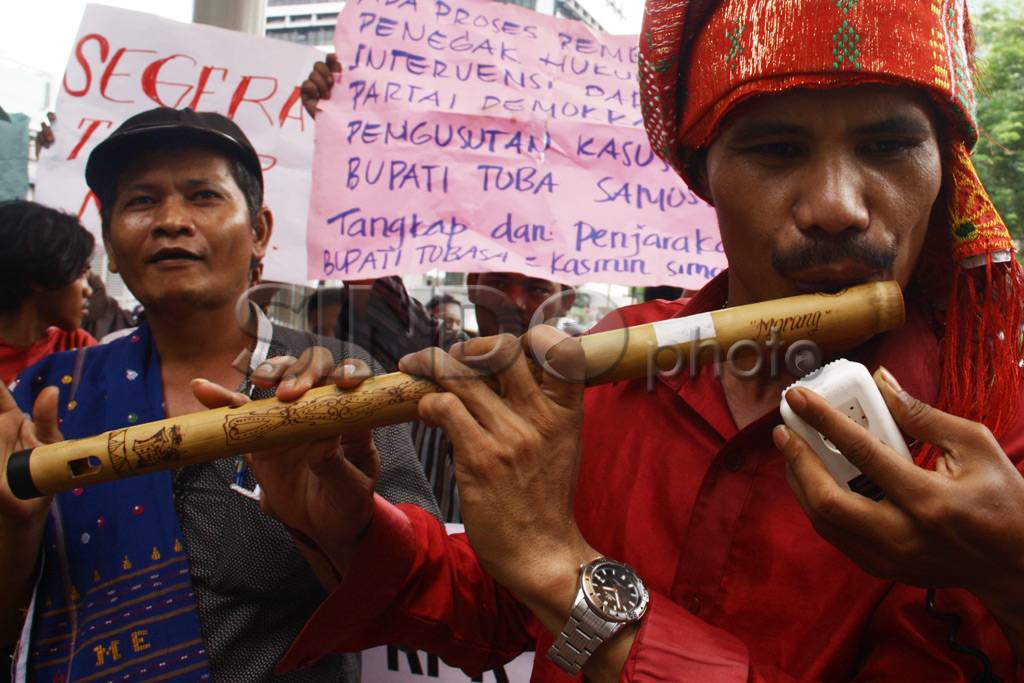 Demo dugaan korupsi...