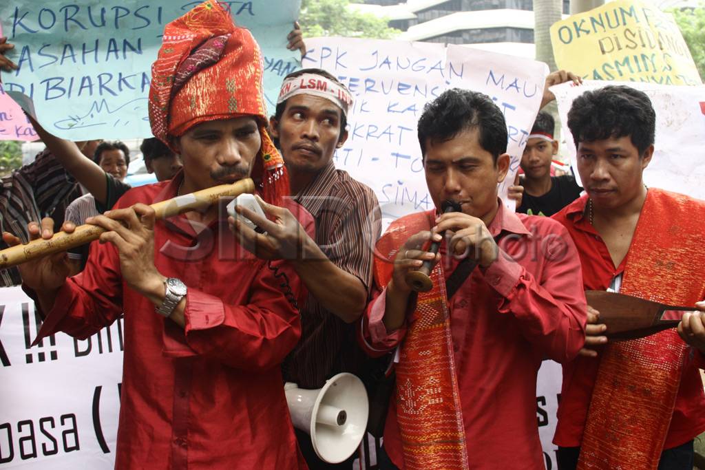 Demo dugaan korupsi...